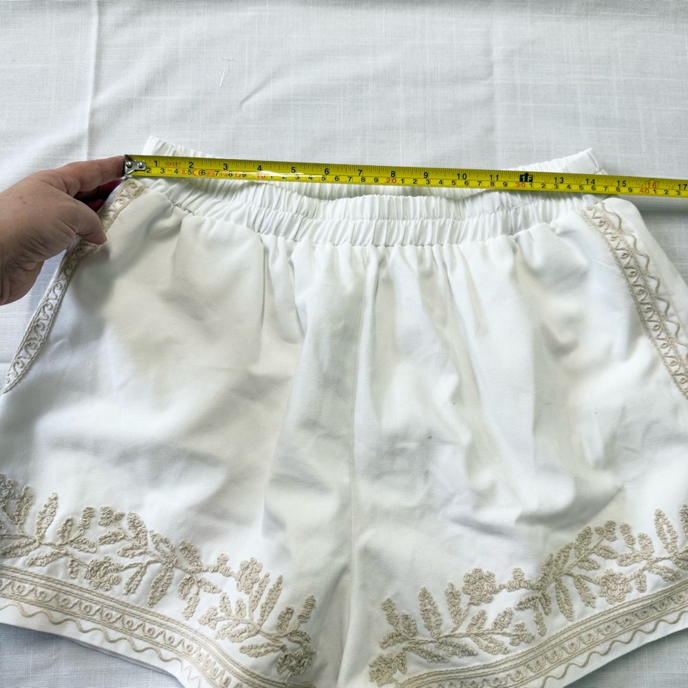 White High-Waist Embroidered Women’s Shorts with Beige Trim - Picture 3 of 9